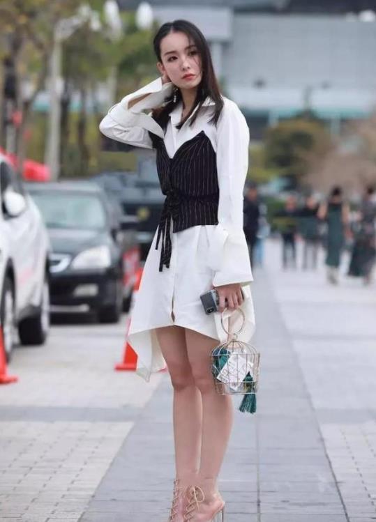 『气质』街拍:身穿白色针织裙的小美女,长发披肩,气质恬静温婉