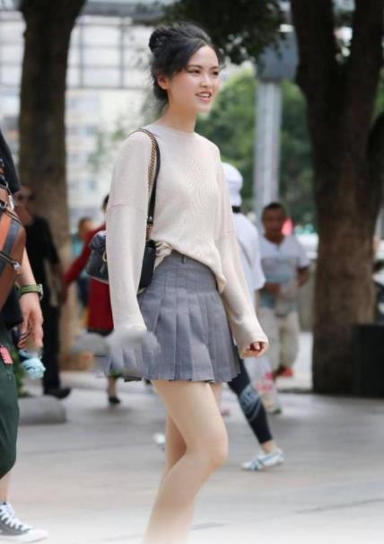  短袖@街拍：时尚大气的短发美女，休闲短袖搭配绿色裙子，笑容甜美可爱