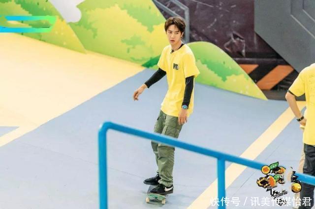 王一博参加滑板
