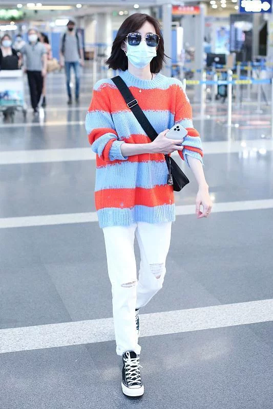 王丽坤白色风衣配红色T恤走机场, 清爽甜美很减龄 明星资料 热图3