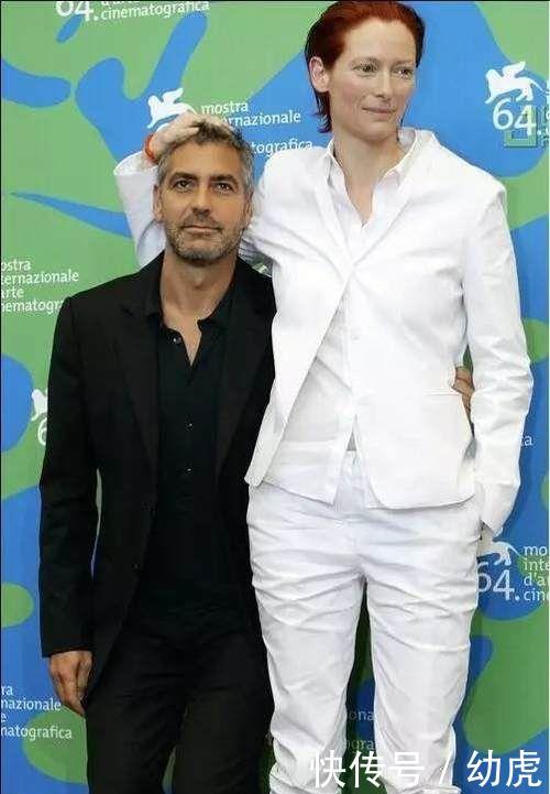 奉上一张她与乔治·克鲁尼的合照,这位老牌帅哥身高也是180哦,只不过