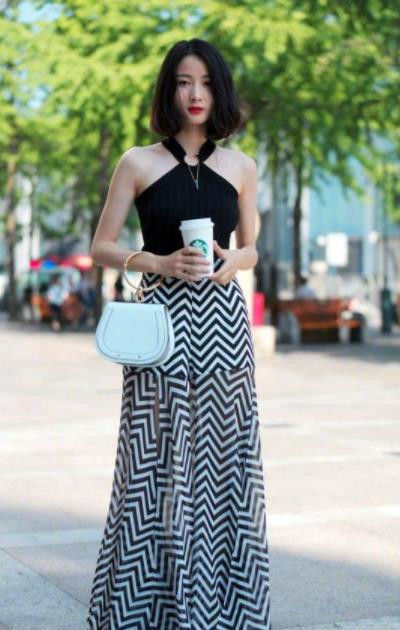  「闺蜜」街拍：吊带牛仔美女纹身好亮眼，闺蜜的大长腿白皙无瑕