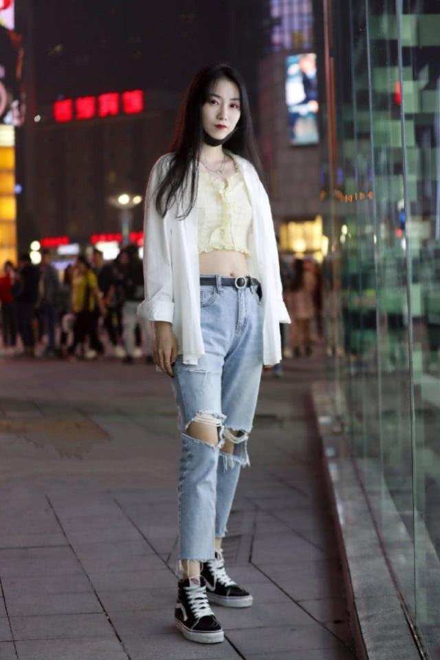  美女■街拍：美女黑白色的休闲装，低沉的滋味又不失高雅，显出更帅气有型