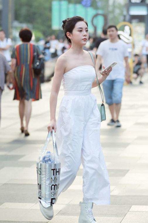  『轻松』街拍：五官精巧的美女，淡橘色的休闲裤搭配休闲衫，轻松展现清新的魅力身姿