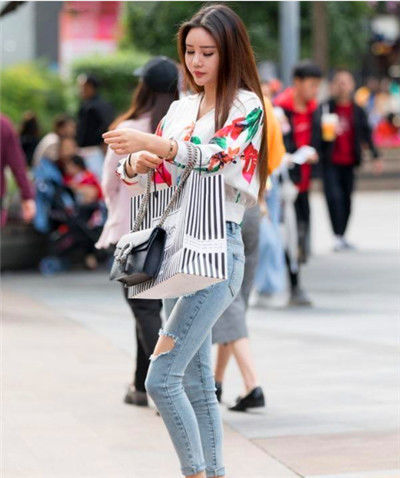  『紧身裤』街拍：美女身穿破洞紧身裤配高跟鞋，时尚大气魅力十足