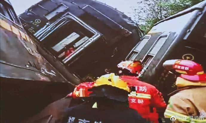 京广铁路区段塌方致T179次脱线 未造成人员死亡中国消防:经第一轮搜救,#T179# 客运火车起火车