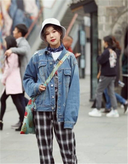  「闺蜜」街拍：吊带牛仔美女纹身好亮眼，闺蜜的大长腿白皙无瑕