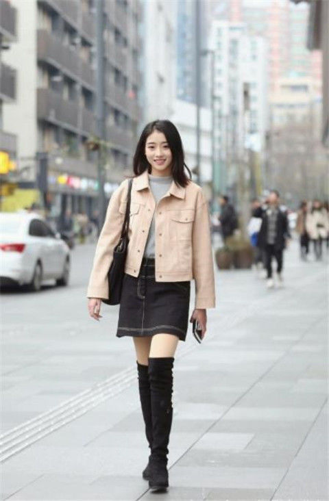  『显出』街拍：高颜值的美女，靓丽的修身裙子，显出优雅身材