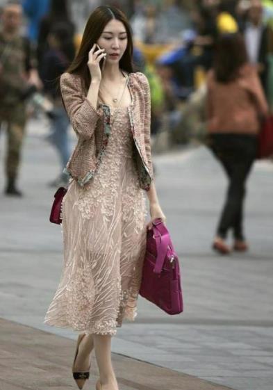 #清新#街拍:美女身穿优雅的衬衫搭短裙,脚踩靓丽高跟鞋,优雅又清新