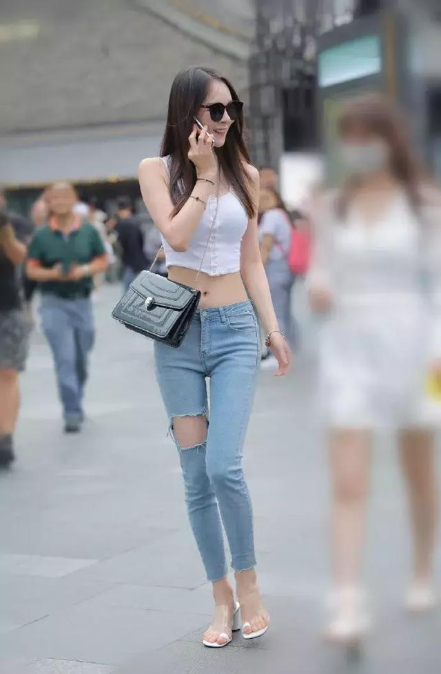  「小姐姐」街拍：小美女身穿白色连衣裙，靓丽又大气，展现经典不过时的潮流范