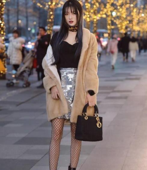 吊带■街拍:长发美女身穿黑色吊带背心,飘逸长发展露十足魅力
