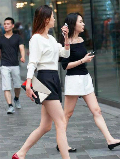  『美女』街拍：美女身穿白色长裙，肌肤如玉，看起来好唯美