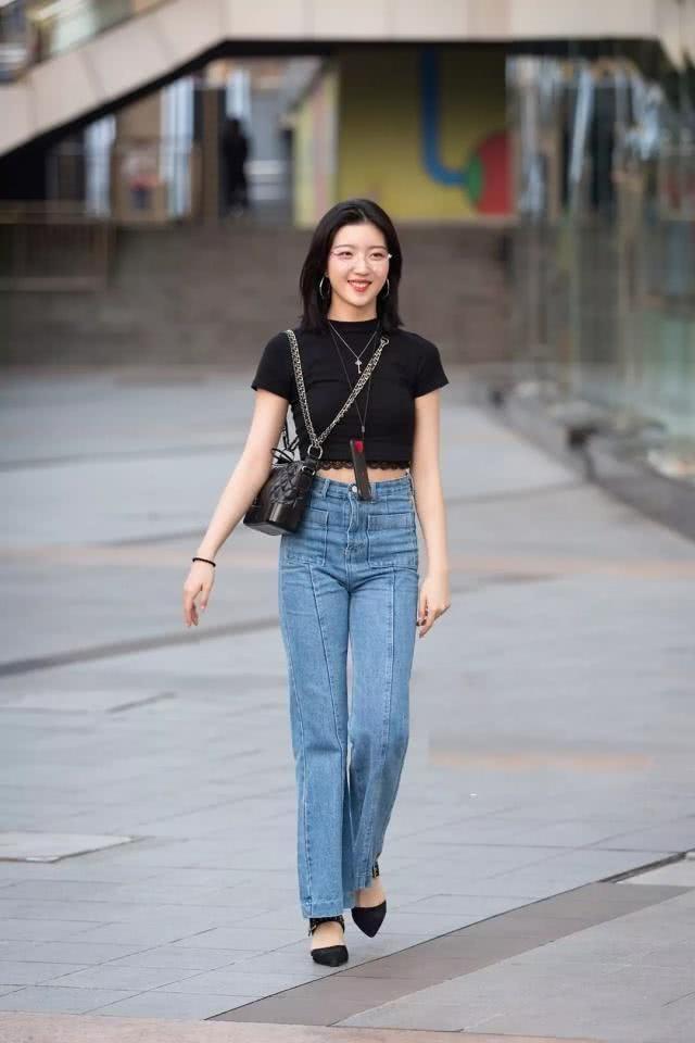  美女■街拍：美女黑白色的休闲装，低沉的滋味又不失高雅，显出更帅气有型
