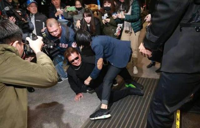 高以翔爸爸因悲伤过度摔倒 高以翔女友失控痛哭