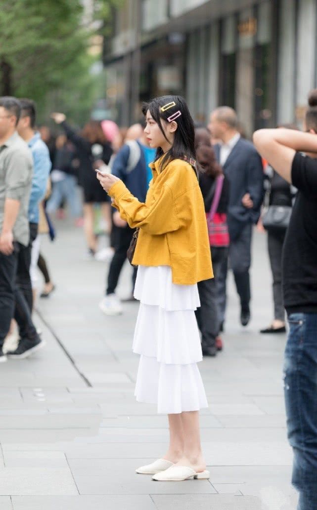 『短袖』街拍：戴太阳帽的小美女，白色短袖搭配休闲牛仔裤，清清爽爽很显气质