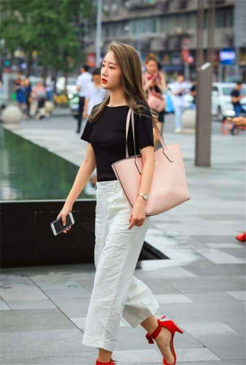  红色■街拍：成熟美女穿红色连衣裙，知性优雅，魅力十足