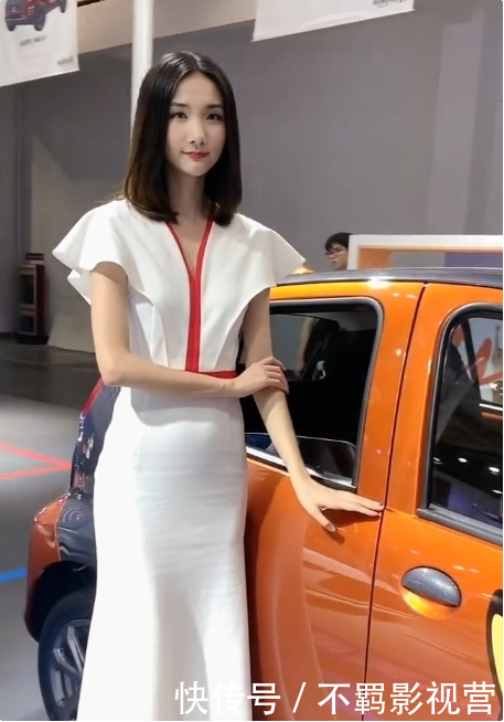 一袭白色的长裙,这样的清纯型车模很少见了吧？插图(1)
