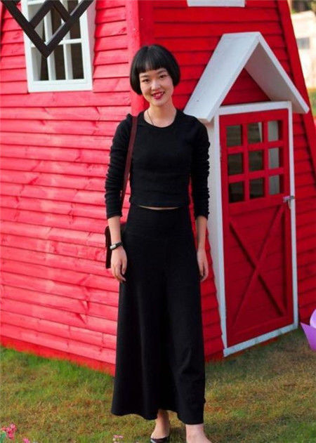  『美女』街拍：清新典雅的时尚美女，身穿蓝色的连衣裙，充满着潇洒帅气的活力
