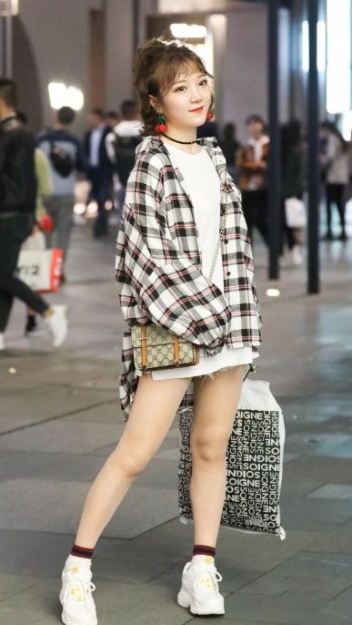  #气质#街拍：小姐姐一身时尚装扮真气质，甜美中带着优雅！