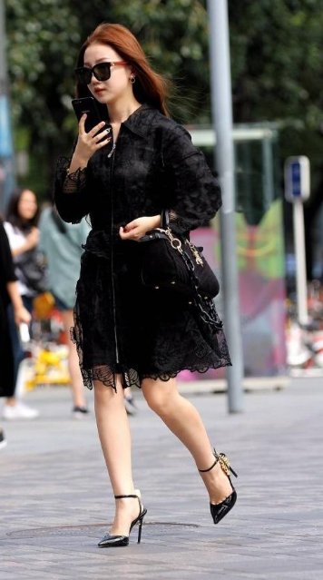  小姐姐■街拍：小姐姐的一身靓丽的穿搭，展现时尚美感