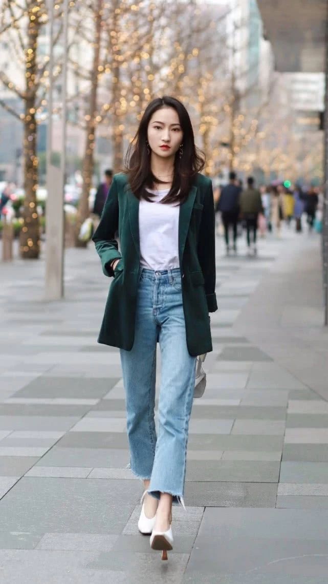  『短袖』街拍：戴太阳帽的小美女，白色短袖搭配休闲牛仔裤，清清爽爽很显气质