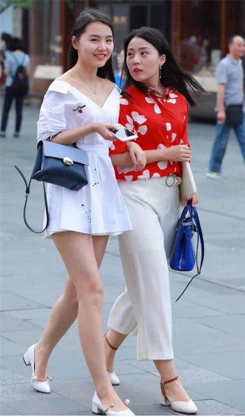  红色■街拍：成熟美女穿红色连衣裙，知性优雅，魅力十足
