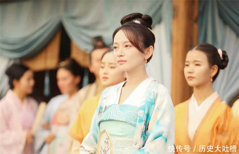 才女出上联：“野花不种年年有”，才子妙对下联，喜结良缘