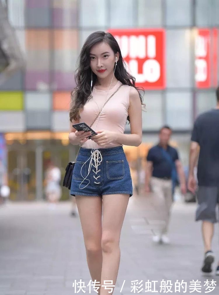 紧身的粉色无袖T恤衫斜挎包包,搭配短裤,美丽性感插图(2) 紧身的粉色无袖T恤衫斜挎包包,搭配短裤,美丽性感插图(2)