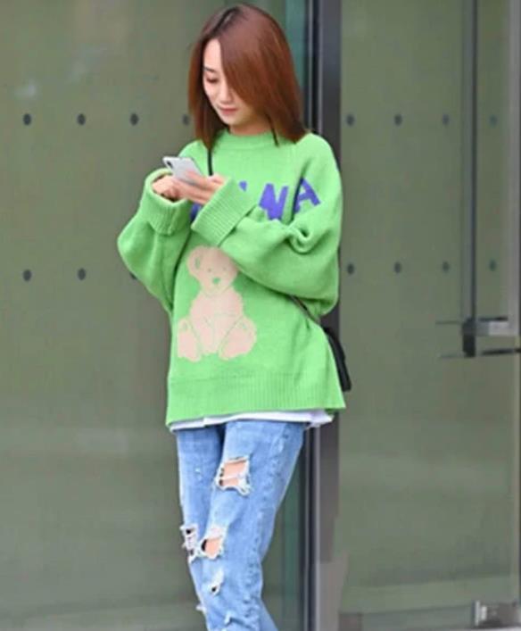  『富有』街拍：通话中的美女，个性穿搭美丽而富有气质，亲和力十足