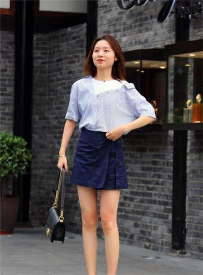  『身材』街拍：身材高挑的小美女，裙子鲜艳亮丽，温婉可人