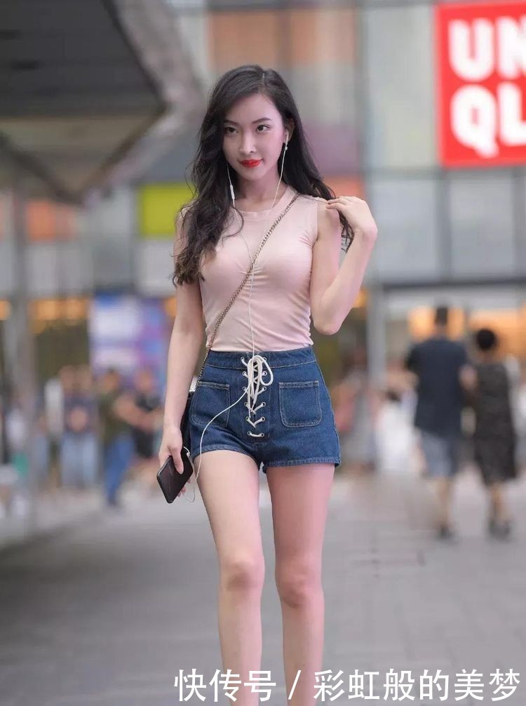 紧身的粉色无袖T恤衫斜挎包包,搭配短裤,美丽性感插图(1) 紧身的粉色无袖T恤衫斜挎包包,搭配短裤,美丽性感插图(1)