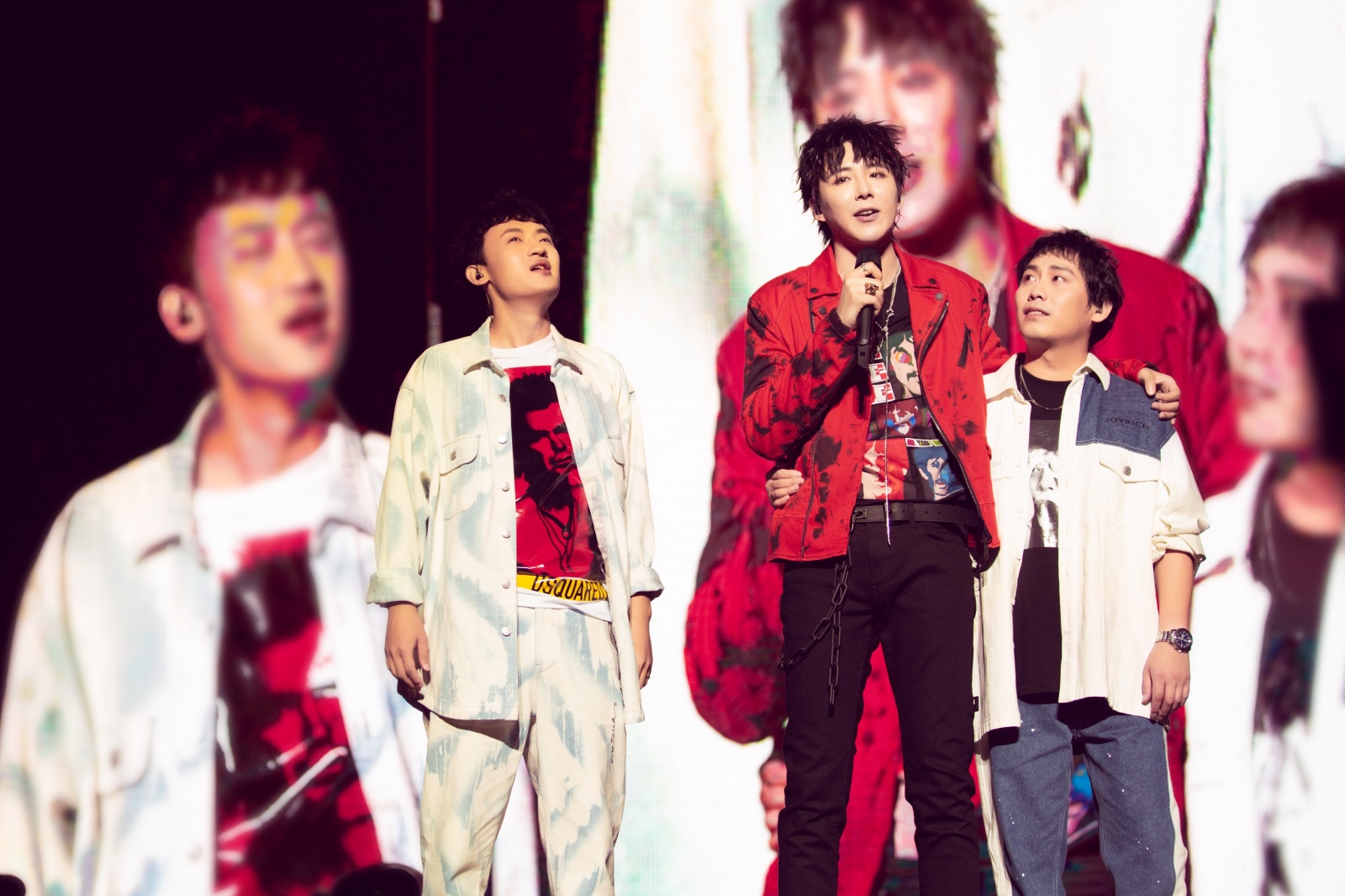 摩登兄弟在北京演唱会上的"大型婚纱现场"引发持续关注,身穿婚纱来