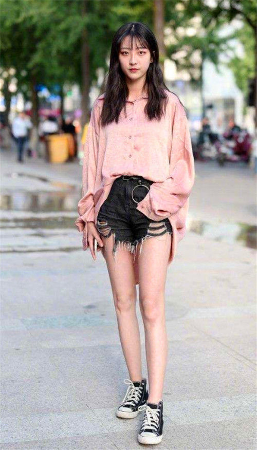 『小美女』街拍:身材高挑的小美女,黑白颜色的搭配简约素净,短裤装清爽时尚