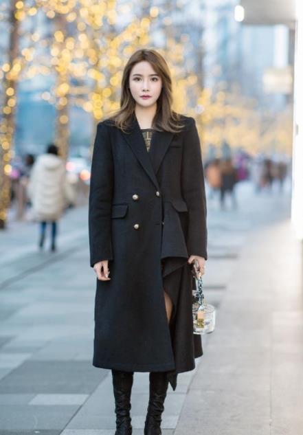  『女人』街拍：眉清目秀的小美女，身穿时尚的连衣裙，展现成熟女人魅力