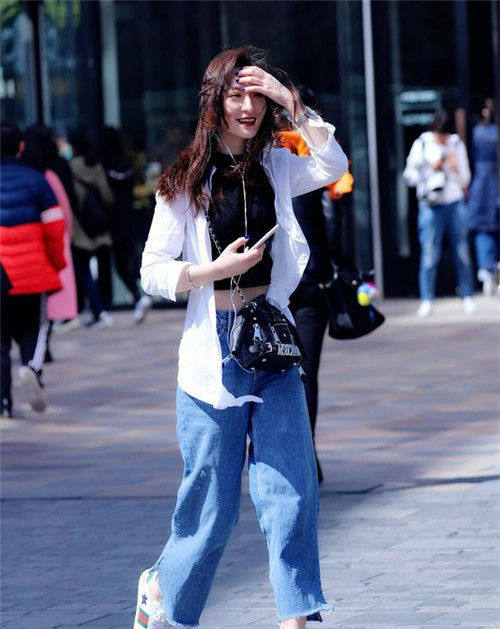 尽显■街拍:身材高挑的小美女,打扮时尚靓丽,尽显低调冷艳的美