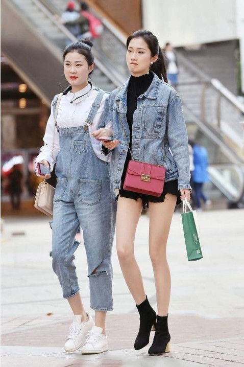  「闺蜜」街拍：吊带牛仔美女纹身好亮眼，闺蜜的大长腿白皙无瑕