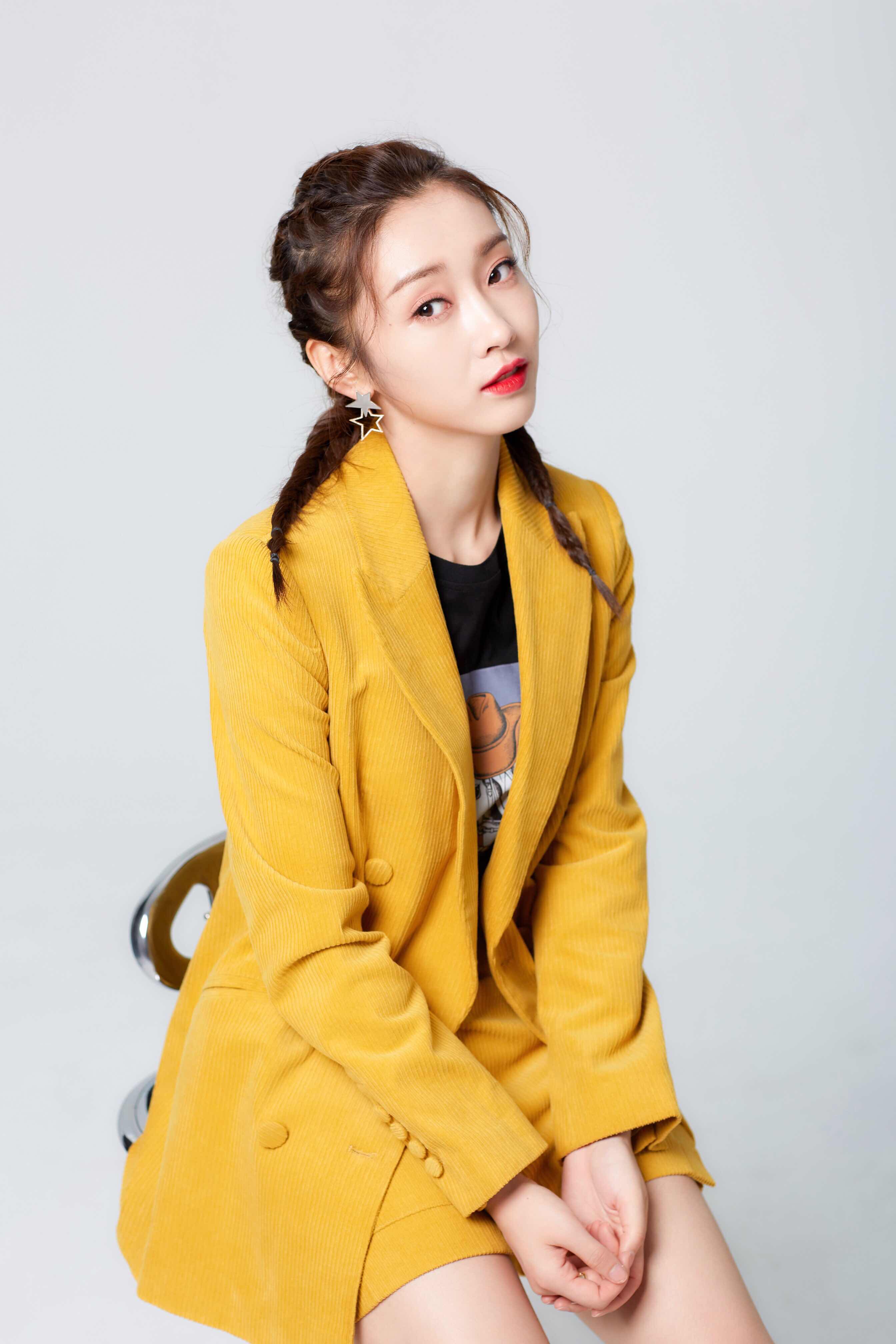 宣璐早秋鹅黄西装大片出炉甜飒质感彰显自我风格