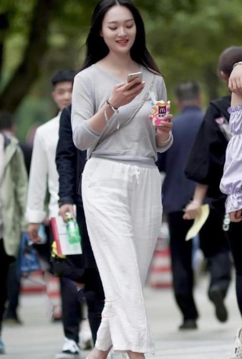 #清新#街拍:美女身穿优雅的衬衫搭短裙,脚踩靓丽高跟鞋,优雅又清新