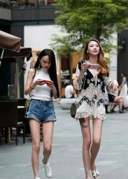  『显出』街拍：高颜值的美女，靓丽的修身裙子，显出优雅身材