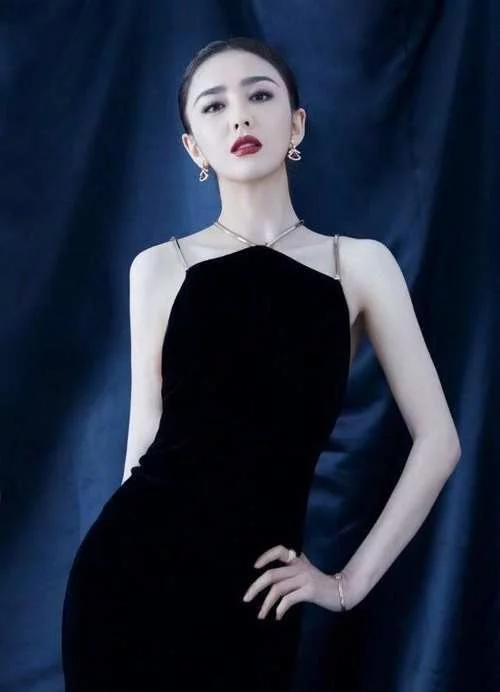 佟丽娅瘦出新高度，黑色吊带裙秀出性感锁骨与美背 明星资料 热图3