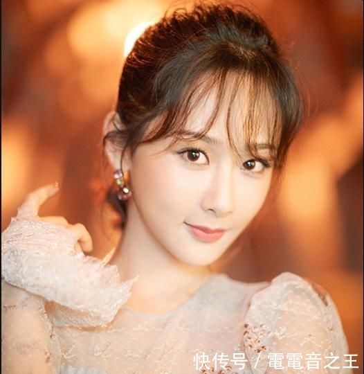 杨紫叉腿跳到李现身上时,谁注意李现手放的“位置”?网友:羡慕插图 杨紫叉腿跳到李现身上时,谁注意李现手放的“位置”?网友:羡慕插图