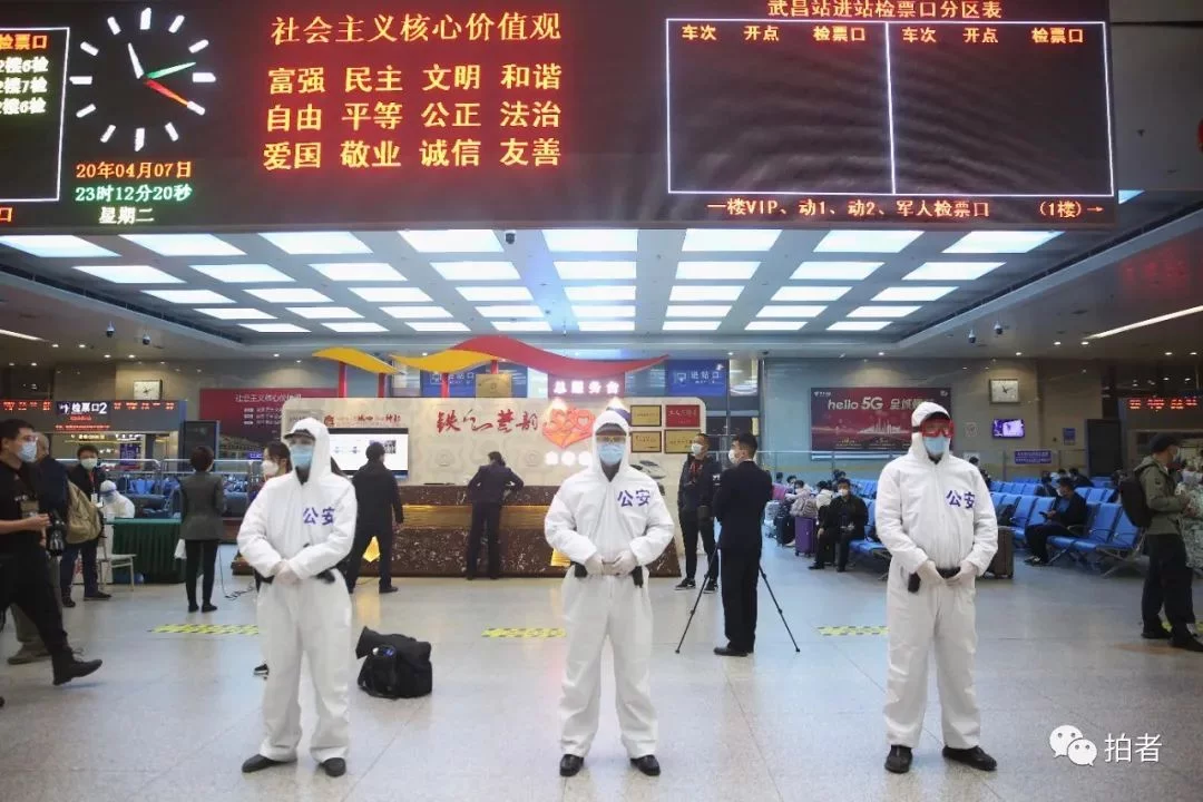 武汉解封第一时刻：出城乘客振臂庆祝 热点 热图7