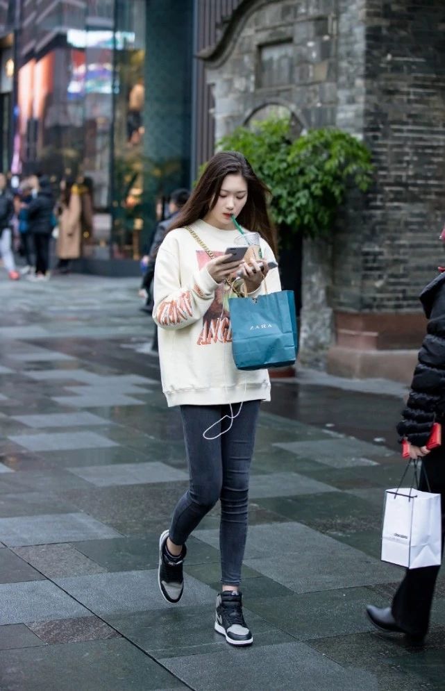  『短袖』街拍：戴太阳帽的小美女，白色短袖搭配休闲牛仔裤，清清爽爽很显气质