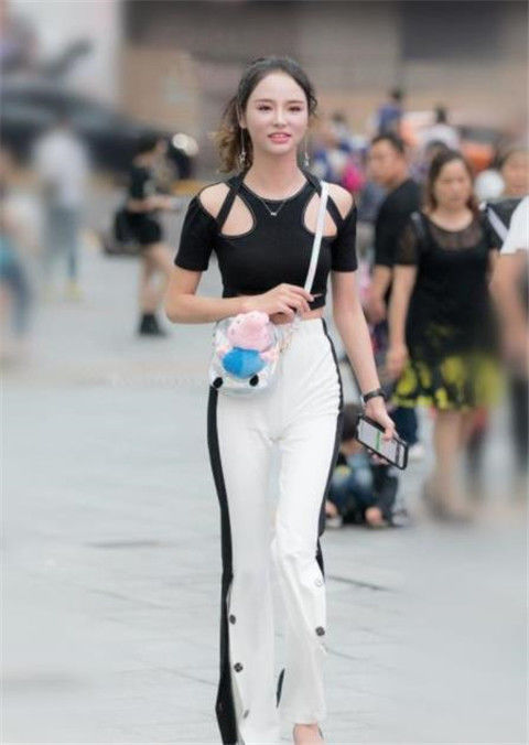  「闺蜜」街拍：吊带牛仔美女纹身好亮眼，闺蜜的大长腿白皙无瑕