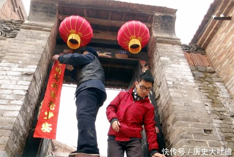 才女出上联：“野花不种年年有”，才子妙对下联，喜结良缘