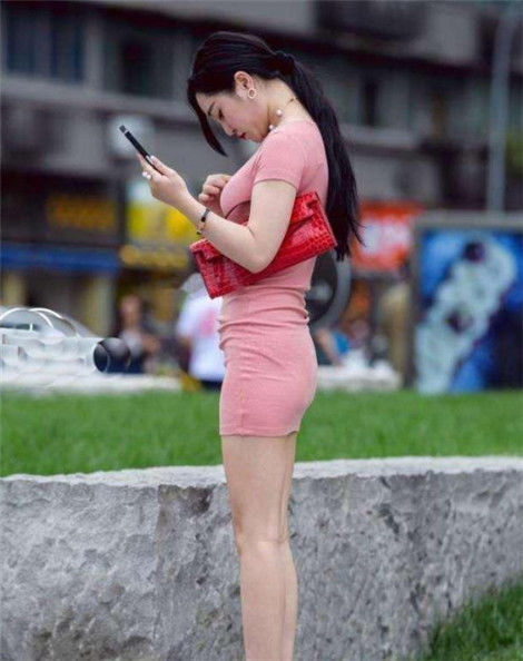  『显出』街拍：高颜值的美女，靓丽的修身裙子，显出优雅身材