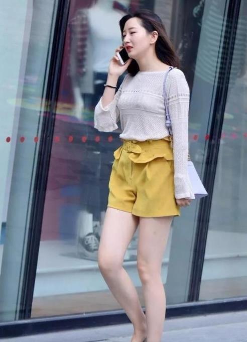  长袖：街拍：高挑丰腴的美女，时尚长袖配黄色短裤，清秀靓丽