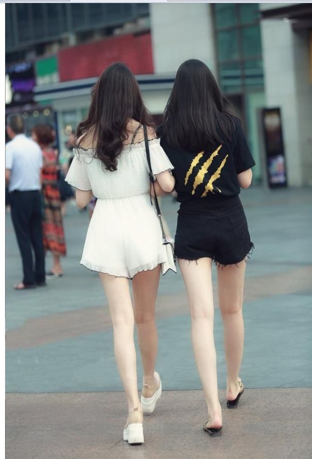  身穿：街拍：身穿黑色吊带衣服小姐姐，时尚墨镜，给人酷酷的感觉