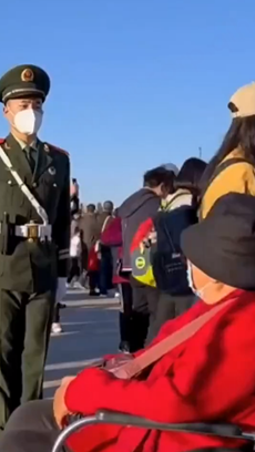 奶奶穿红衣来北京看望执勤兵哥哥