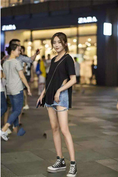  [身穿]街拍：小姐姐身穿牛仔短裤，秀出完美的大长腿，令人赏心悦目